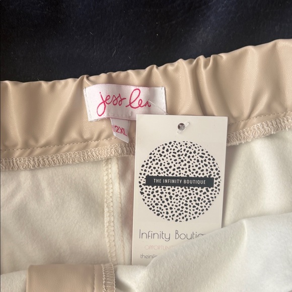 NWT Women's plus size faux leather Cream Shorts with Belt - Picture 5 of 6